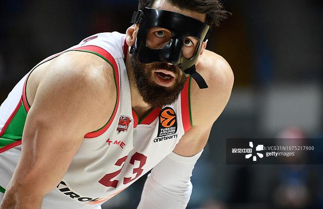 利物浦1-1无奈丢分，切尔西1-3爆冷翻车，阿森纳稳坐英超榜首（利物浦1-1憾平，切尔西1-3爆冷失利，阿森纳继续领跑英超积分榜）